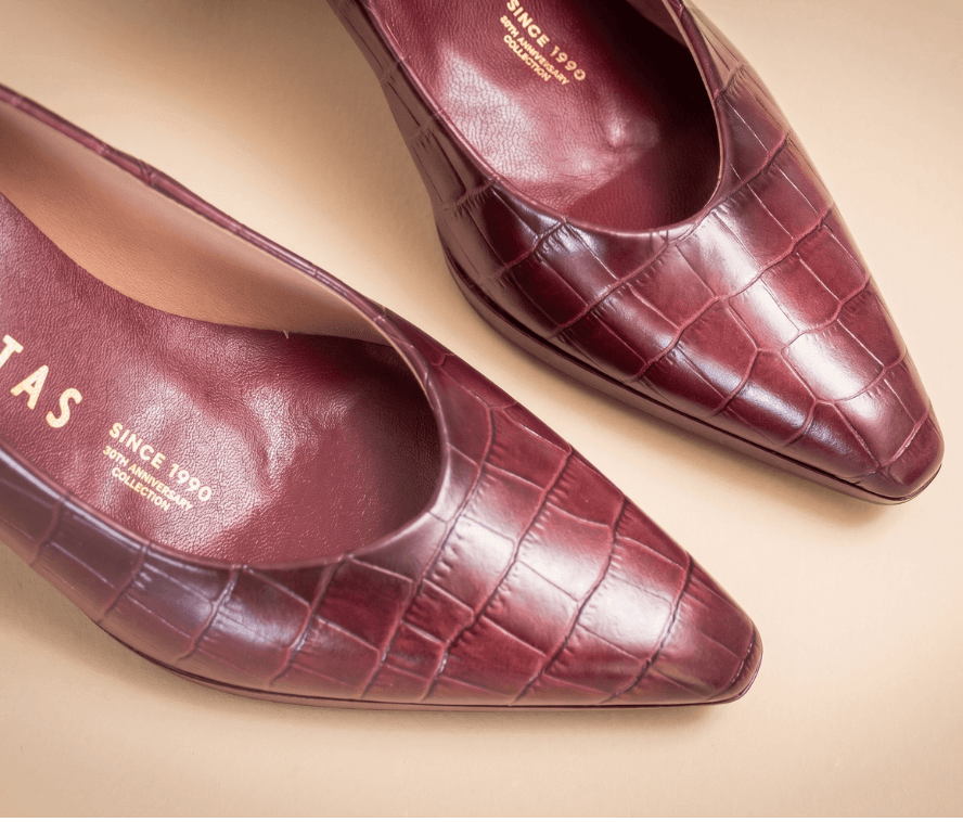 Burgundy croc-embossed leather pointed-toe pumps, toe detail
