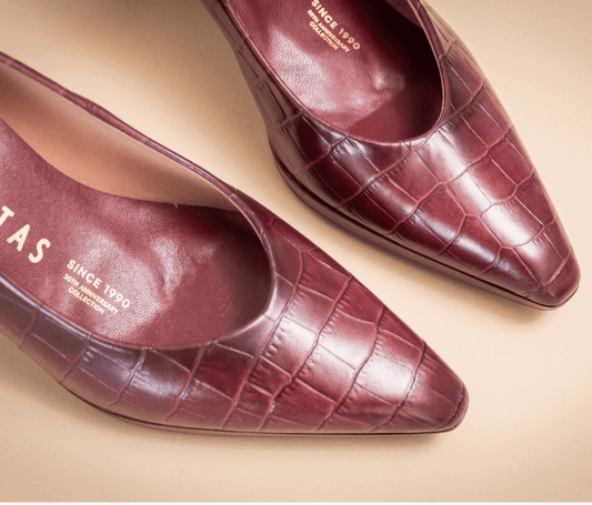 Burgundy croc-embossed leather pointed-toe pumps, toe detail