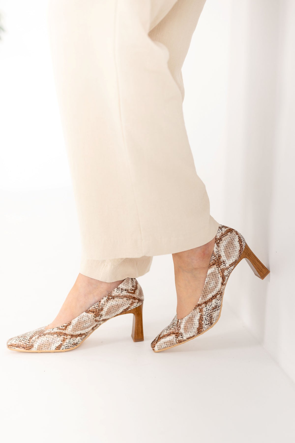 Canela Court Heel – Hispanitas 4770 – Cognac Python