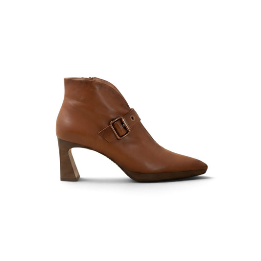 Autumns in Madrid cognac leather ankle boot, side profile, by Estela