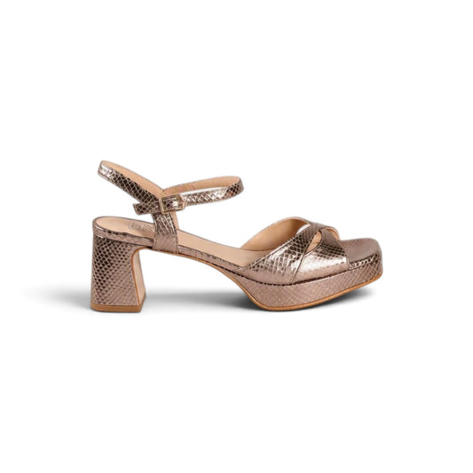 Solana Burnished Champagne metallic leather platform sandal, side profile, by Estela