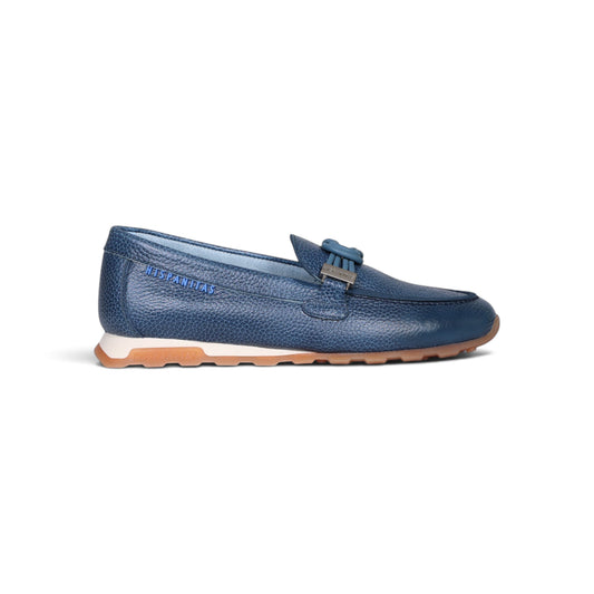 Lucía Jean leather loafer, side profile, by Estela